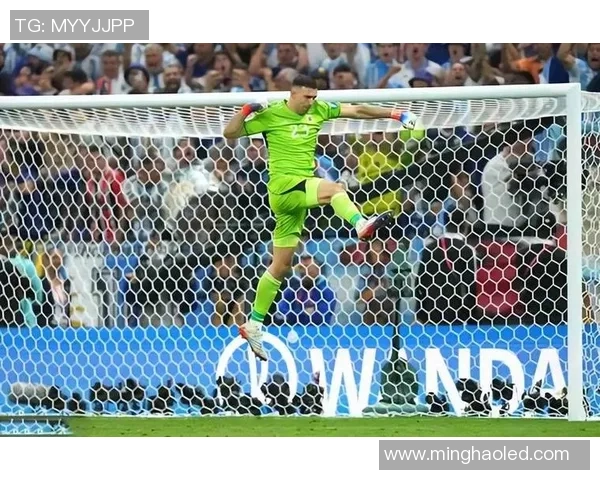 足球巨星化身守门员铁壁展现巅峰扑救瞬间震撼全场