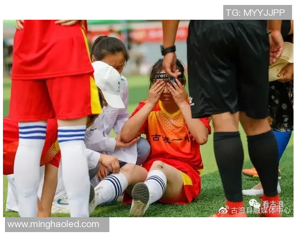 足球场上的温暖瞬间：从球员间的互助到感动人心的比赛时刻