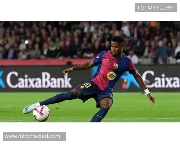 足球巨星展现惊人技巧用脚将足球精准射入篮球篮筐