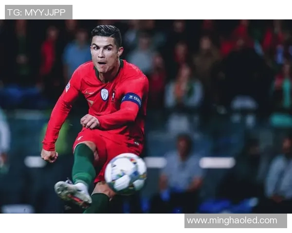 足球巨星使用的经典比赛用球背后的故事与独特设计解析